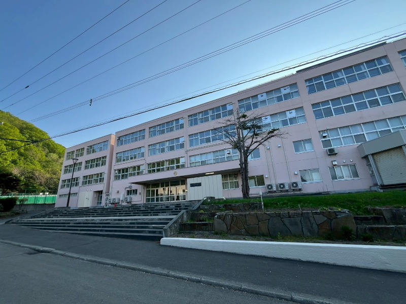 中学校　札幌市立手稲西中学校（中学校）まで387m
