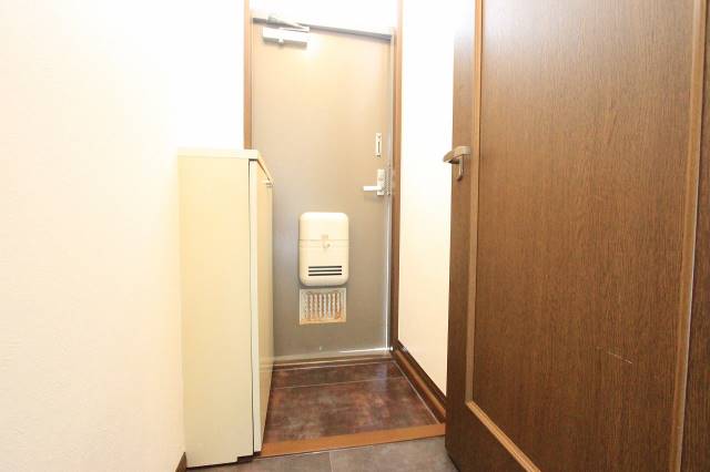 玄関　小庭付きの１階です。