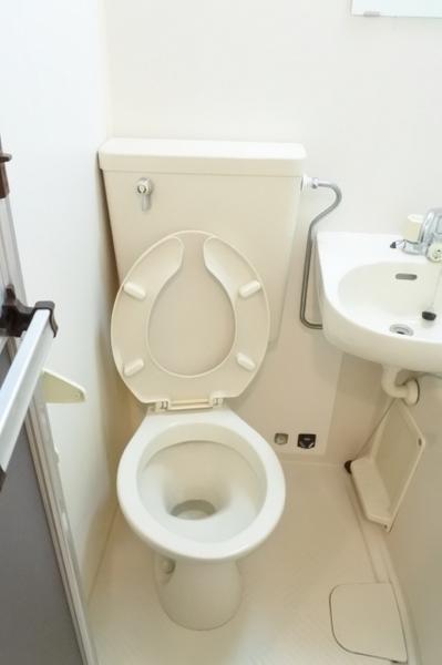 地下鉄長堀鶴見緑地線 今福鶴見駅 徒歩8分 5階建 築34年のトイレ写真