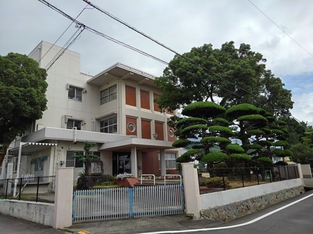 小学校　観音寺市立粟井小学校（小学校）まで1400m