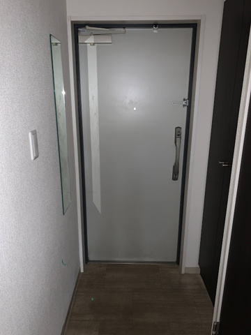 玄関　※写真は同じマンションの違う部屋のものになります。