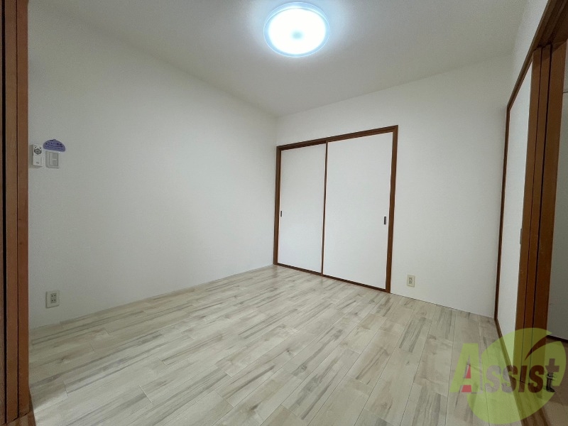 その他部屋・スペース　寝室はこちらです。光が差し込む、温かみのあるお部屋です。