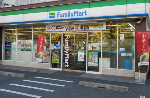 コンビニ　ファミリーマート 千早店（コンビニ）まで322m