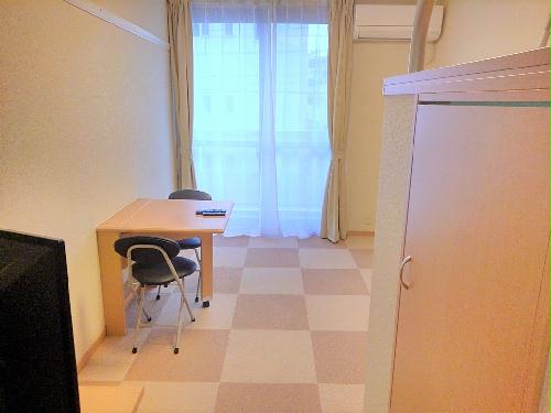 レオパレスエトワール 栗林の居間写真