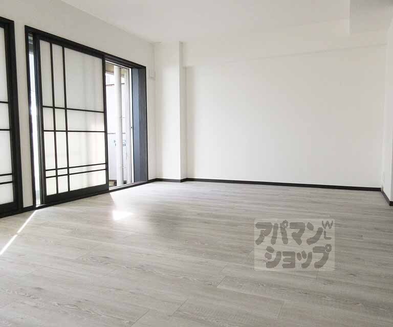 居室・リビング　改装されてきれいです！