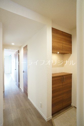 玄関　照明付き下駄箱を設置。カウンター部分に小物が飾れます。