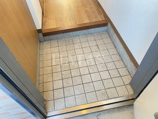 玄関　同物件別部屋です。