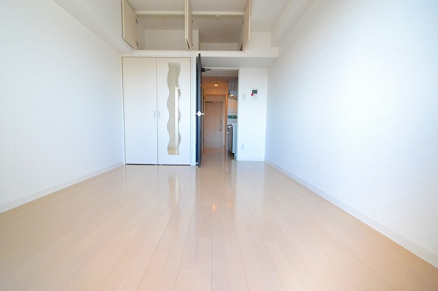 居室・リビング　南向きの角部屋☆出窓あり☆日当たり良好