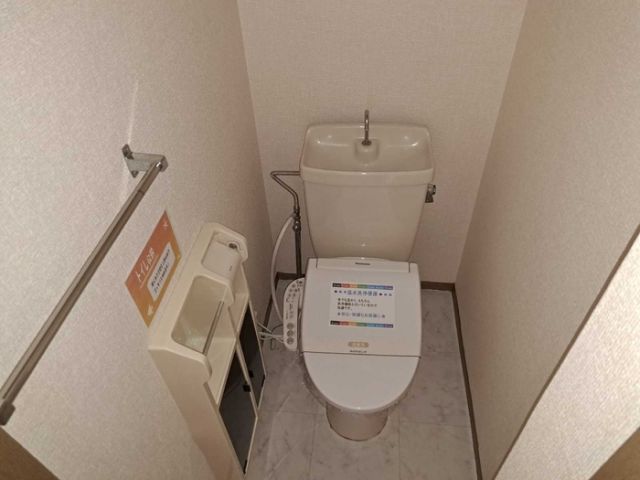 ＪＲ上越線 井野駅 徒歩10分 2階建 築32年のトイレ写真