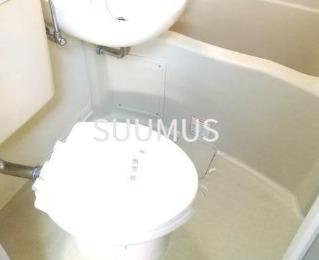 都営大江戸線 西新宿五丁目駅 徒歩5分 3階建 築38年のトイレ写真