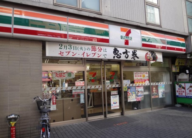 コンビニ　セブンイレブン新大久保駅西店（コンビニ）まで150m