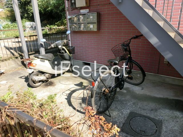 駐車場　自転車は邪魔にならないように