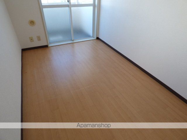 東急世田谷線 三軒茶屋駅 徒歩8分 5階建 築42年の居間写真