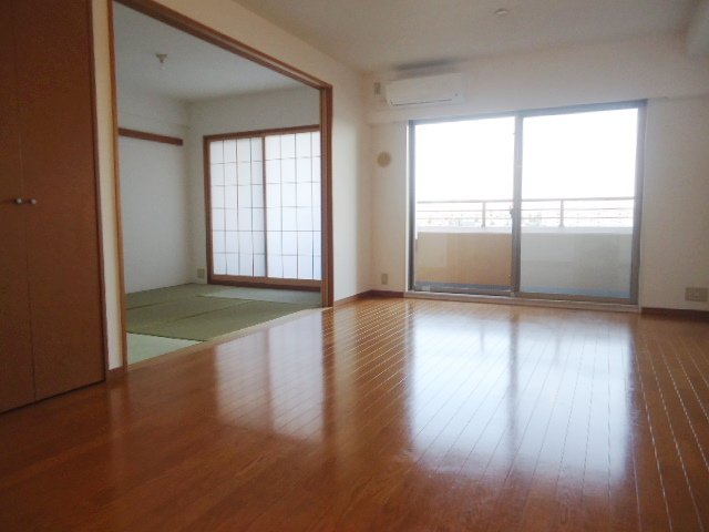 CASSIA横濱ガーデン山の居間写真