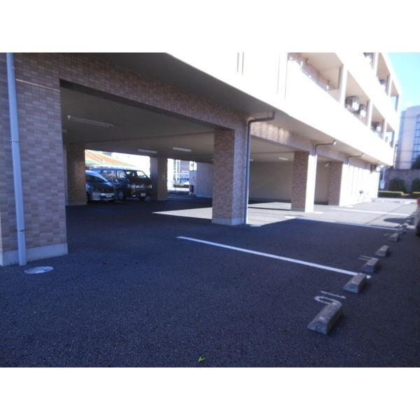 駐車場　ピロティ式駐車場