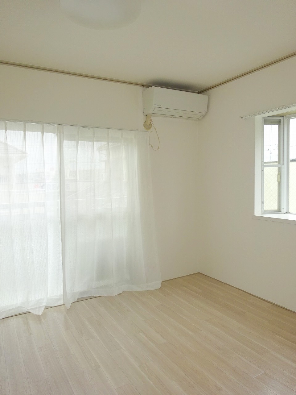 居室・リビング　※参考写真　同建物内の他部屋の写真です