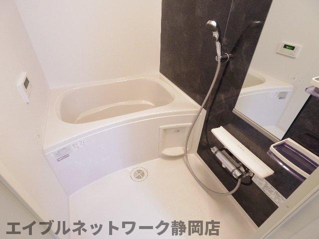 バス・シャワールーム　コンパクトで使いやすいお風呂です