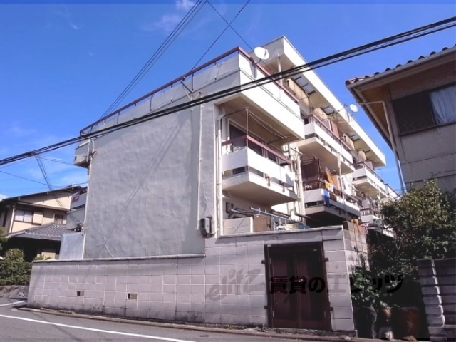 京都市北区衣笠街道町のマンションの建物外観
