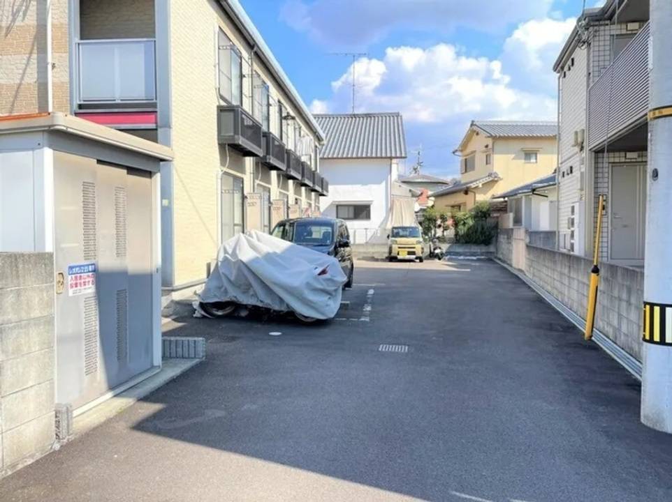 【松山市枝松のアパートの駐車場】