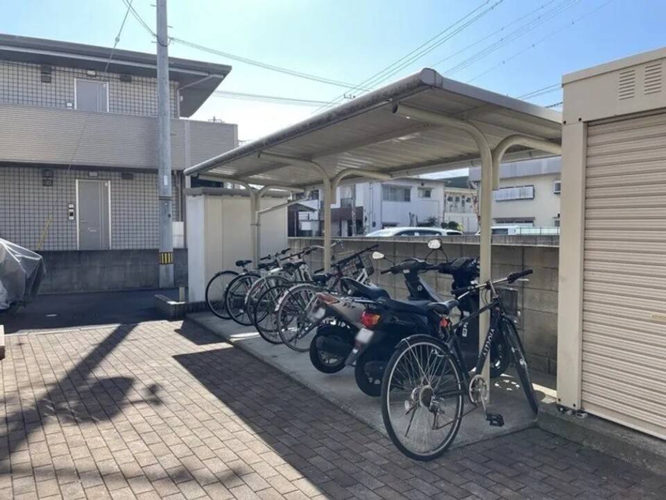 【松山市枝松のアパートの駐車場】