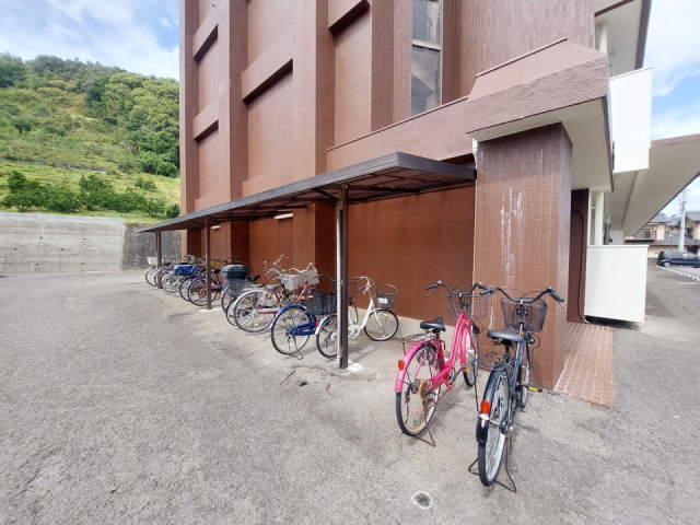 【松山市北斎院町のマンションの駐車場】