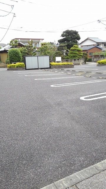 【亀山市関町会下のアパートの駐車場】