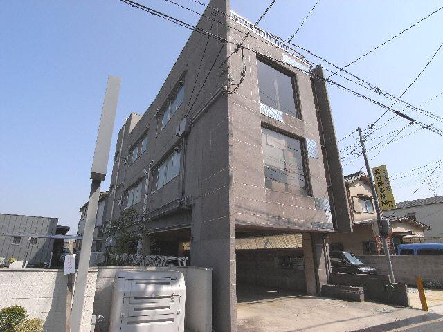 【大和郡山市柳のマンションの建物外観】