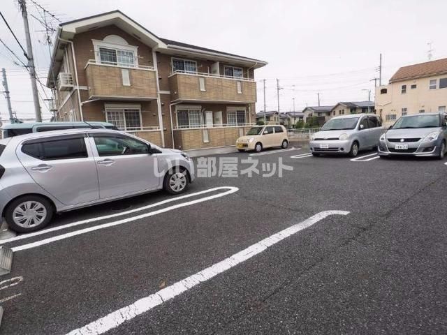 【吉川市美南のアパートの駐車場】