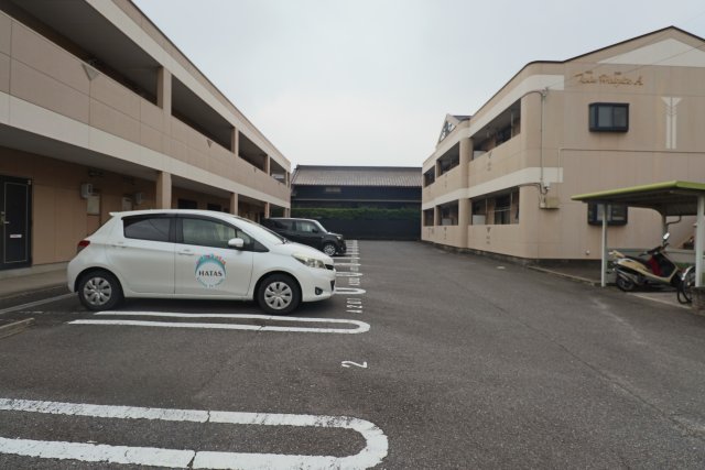 【碧南市塩浜町のアパートの駐車場】