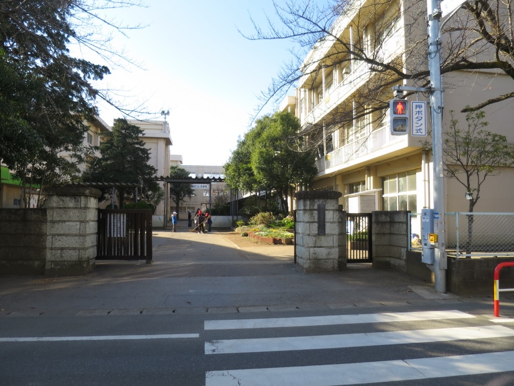 【千葉市稲毛区山王町のマンションの小学校】