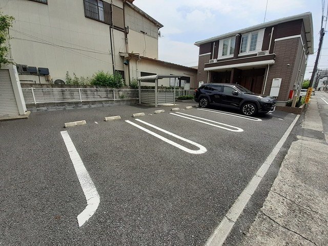 【館林市大手町のアパートの駐車場】