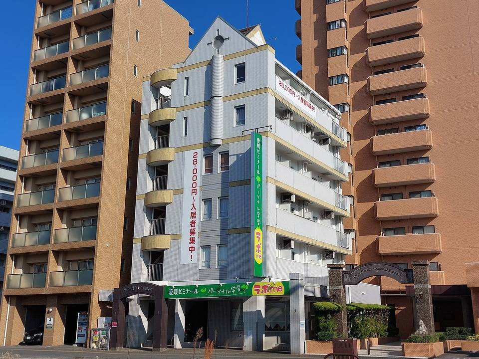 松山市本町のマンションの建物外観