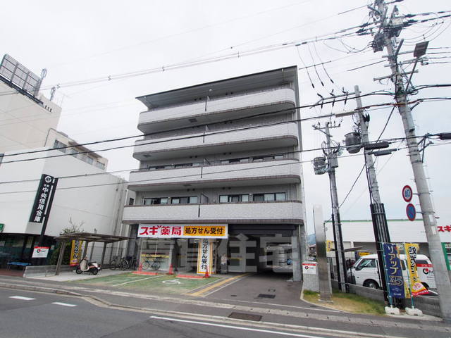 京都市右京区梅津徳丸町のマンションの建物外観