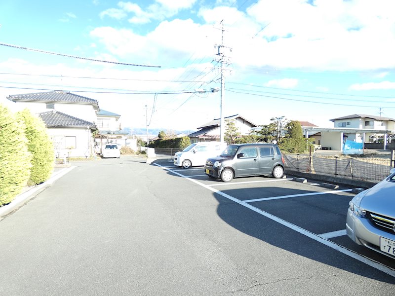 【松本市波田のアパートの駐車場】