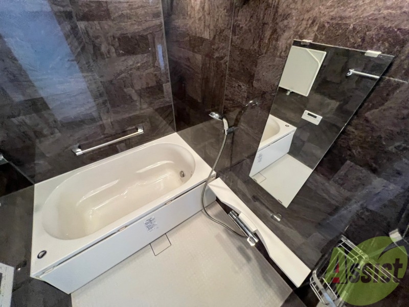 バス・シャワールーム　バスルームは狭すぎず、シャワーも浴びやすそうです。