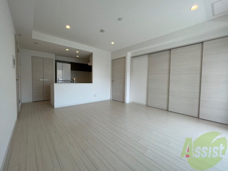 居室・リビング　白さが清潔感を出してくれます。お部屋も明るいですね。