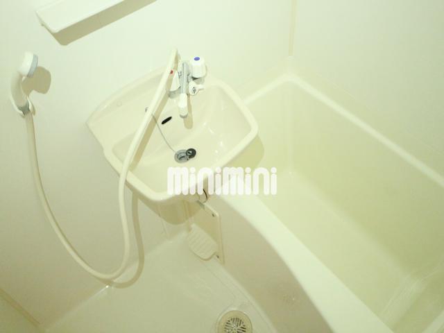 バス・シャワールーム　白を基調としたお風呂です。