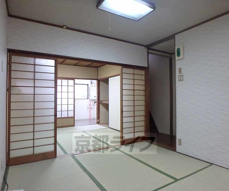 居室・リビング　リノベーション済みの綺麗な貸家です。