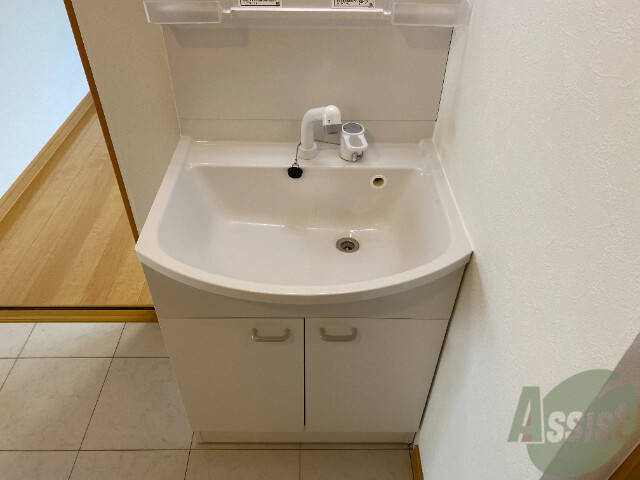 洗面設備　朝の支度ができる、洗面台も付いておりますね