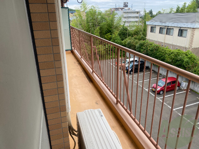 バルコニー　バルコニーも、日当たり良く、広くて使いやすそうです