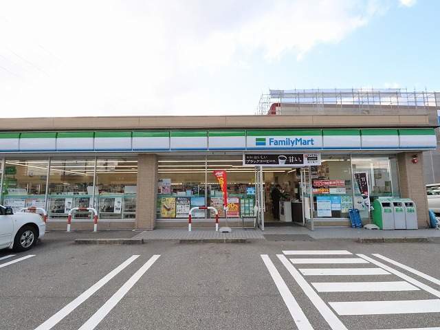 コンビニ　ファミリーマート（コンビニ）まで363m