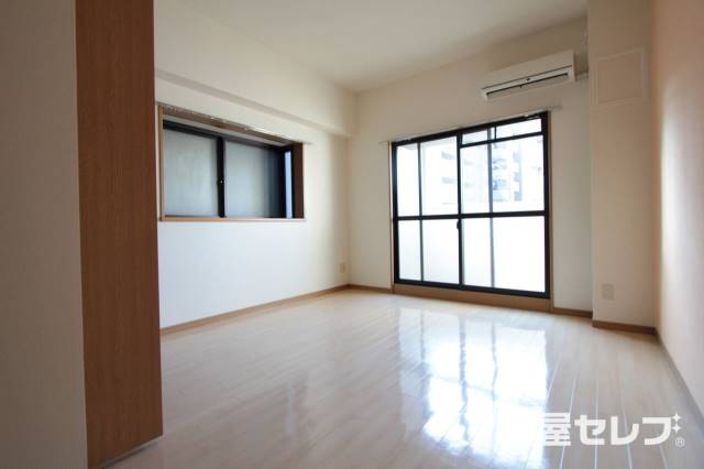 居室・リビング　出窓の付いた洋室