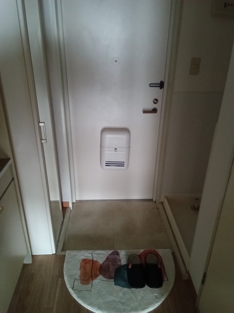 玄関　同物件、別号室