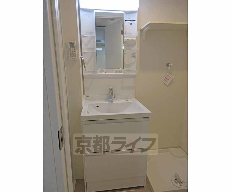 洗面設備　収納つき洗面台です・