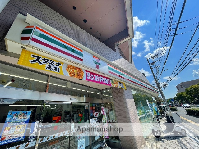 コンビニ　セブンイレブン（コンビニ）まで586m