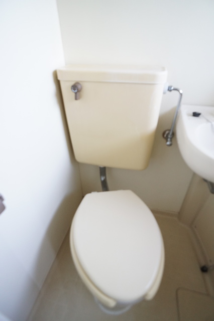トイレ　白を基調とした空間で清潔感のあるトイレです♪