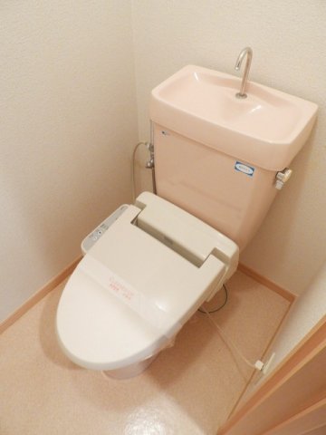 トイレ　落ち着いた色調のトイレです