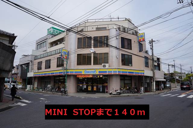 コンビニ　MINI　STOP（コンビニ）まで140m