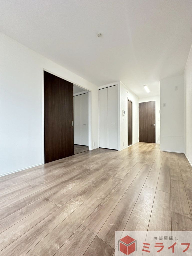 居室・リビング　南向きで陽当たり良好、明るく開放的なリビング