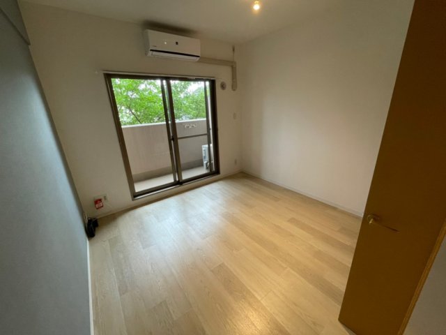 居室・リビング　エアコン付きで快適に過ごせます♪